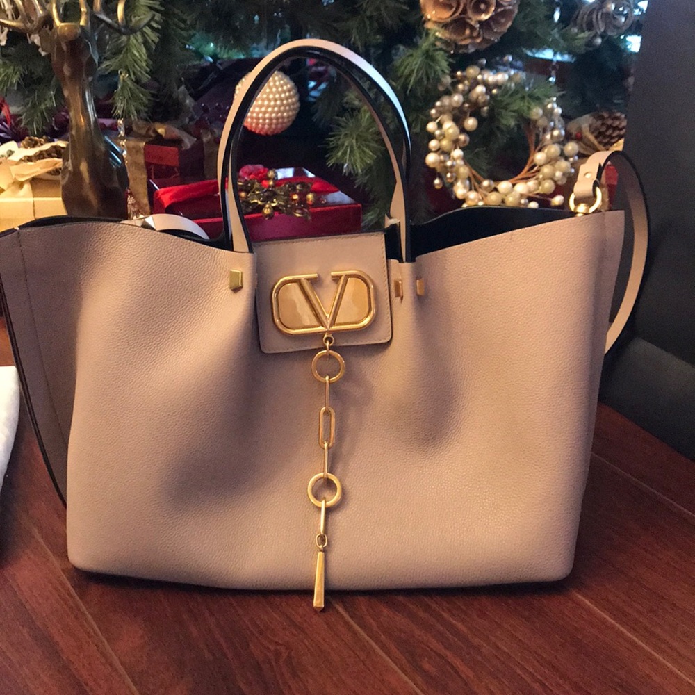 NWT Gorgeous Valentino Garavani escape tote.